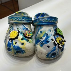 Boy crocs size 11 tye die with charms